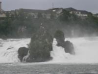 Viel Wasser und Dunst am Rheinfall