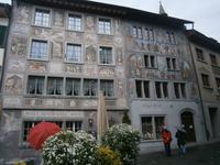 Die Fassaden an den alten Häusern sind eine der Sehenswürdigkeiten