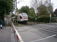 Konstanz, ein Zug quert den Hafenbereich