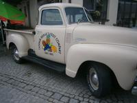 Altes US-Mobil als Reklame des Obst-und Gemüsestands 