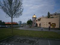 Staad, Teil der Hundertwasser-Markthalle, im Hintergrund der Flughafen 