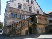 Die Vorderansicht des Rathauses