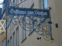 Schöne Ausleger an Restaurants