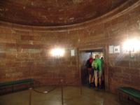 am Aufzug im Inneren des Berges