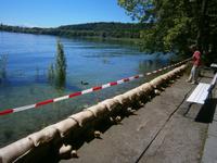 Auf dem Weg zur Insel Mainau, Sandsäcke zum Hochwasserschutz