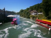 Schiffe, die zum tosenden Wasserfall mit Gästen starten