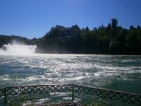 Blick auf Schloß Laufen am gegenüberliegenden Ufer