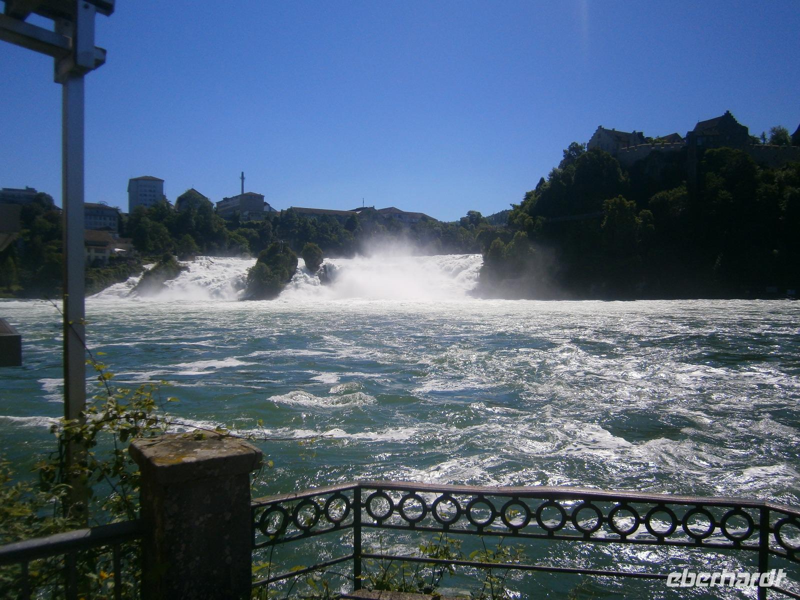 Durch den hohen Wasserstand wirkt der Fall noch gewaltiger