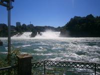 Durch den hohen Wasserstand wirkt der Fall noch gewaltiger