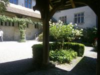 Der Innenhof bei strahlender Sonne