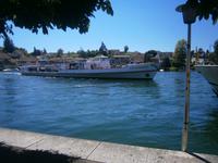 Ein Fahrgastschiff legt an