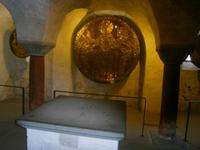 In der Krypta des Konstanzer Münsters, die vergoldeten Bronzescheiben