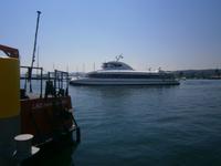 Ein Katamaran verläßt den Hafen