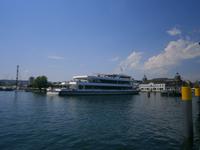 Ein Fahrgastschiff der Bodenseeflotte verläßt den Hafen