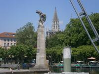 Blick vom Hafen auf das Zeppelindenkmal und den Turm des Münsters