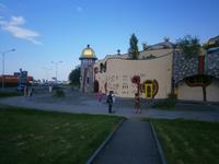 Hundertwasser-Markthalle, im Hintergrund Flugzeuge am Flughafen 