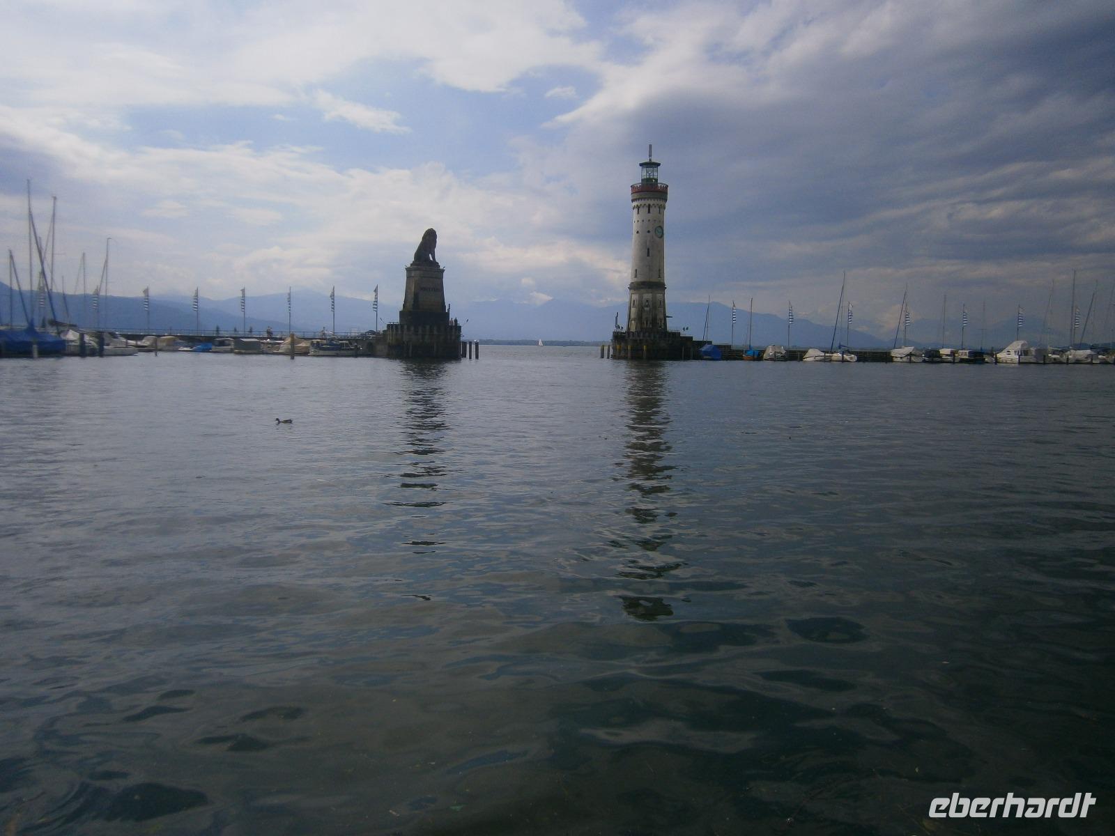 Blick auf die Hafeneinfahrt von Lindau mit dem bayerischen Löwen und dem 