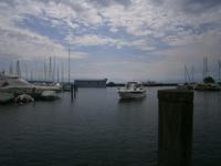 Einfahrt einer Motorjacht in den Hafen von Friedrichshafen