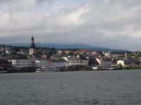 Rhein, auf der Fahrt nach Rüdesheim - erster Blick auf die Stadt