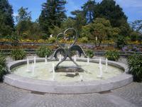 Brunnen mit gestalteten Schwänen