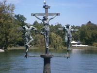 Eine schwedische Kreuzigungsgruppe steht im See