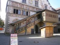 Die Vorderansicht des Rathauses am Bismarckplatz