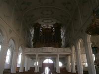 Der Innenraum und die Orgel der Ev. Kirche