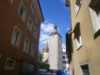 Blick zum Turm der ältesten Kirche von Lindau, der Peterskirche, dahinter der Diebsturm