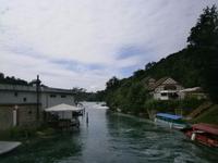 Boote für die Fahrt zum Wasserfall stehen bereit
