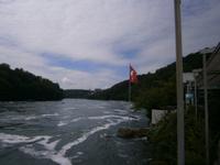 Stromabwärts fließt hier der Rhein in Richtung Süden