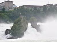Der Mittelfelsen des Wasserfalls mit seiner Gicht