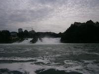 Zur Zeit läuft viel Wasser über den Fall