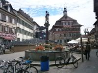 Stein am Rhein, Marktbrunnen, im Hintergrund das Rathaus