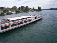 Ein Ausflugsschiff legt in Stein am Rhein an