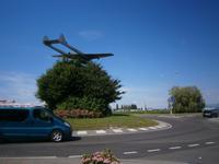 Staad, Kreisverkehr mit Flugzeug, im Hintergrund der Flugplatz 