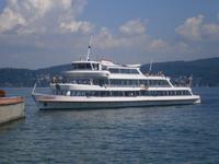 Ein Fahrgastschiff legt an der Mainau an