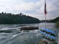 Ein Kahn mit Gästen startet zum Wasserfall