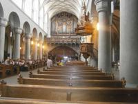 Das Langhaus mit Kanzel und Orgel