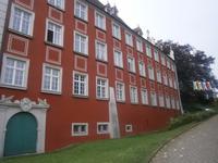 Ein schönes Gebäude in der Nähe des Turms