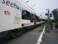 Eine Regiobahn passiert die Zufahrt zum Hafen von Konstanz