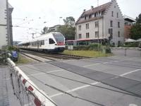 Eine Bahn verläßt den Bahnhof von Konstanz