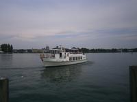 Ein Fahrgastschiff kommt an