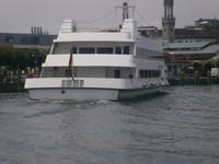 Der Katamaran legt im Hafen an