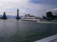 Ein Schiff verläßt den Hafen