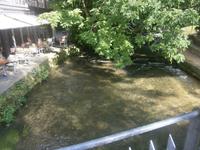 Terassenplätze einer Gaststätte am Wasser