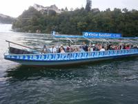 Ein Schiff mit vielen Gästen legt an