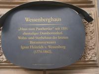 Gedenktafel an einem historischen Gebäude von Konstanz