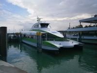 Ein Katamaran im Bodenseehafen