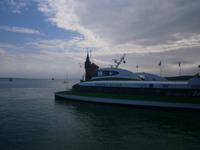 Der Katamaran verläßt den Hafen