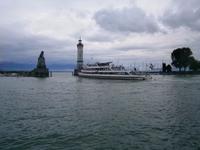 Ein Schiff verläßt den Hafen und passiert die berühmte Hafeneinfahrt 